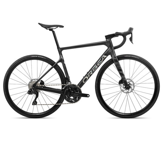 Orbea M30i met Shimano 105 Di2 kleur carbon raw. Kom langs bij Bike-Zone Fietsspecialist. 2023 racefiets met elektrisch schakelen - Orbea Bikes powerd by Bike-Zone Fietsspecialist